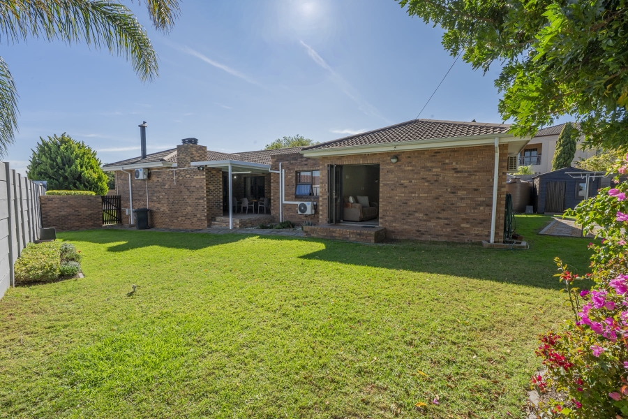 5 Bedroom Property for Sale in De Oude Spruit Western Cape
